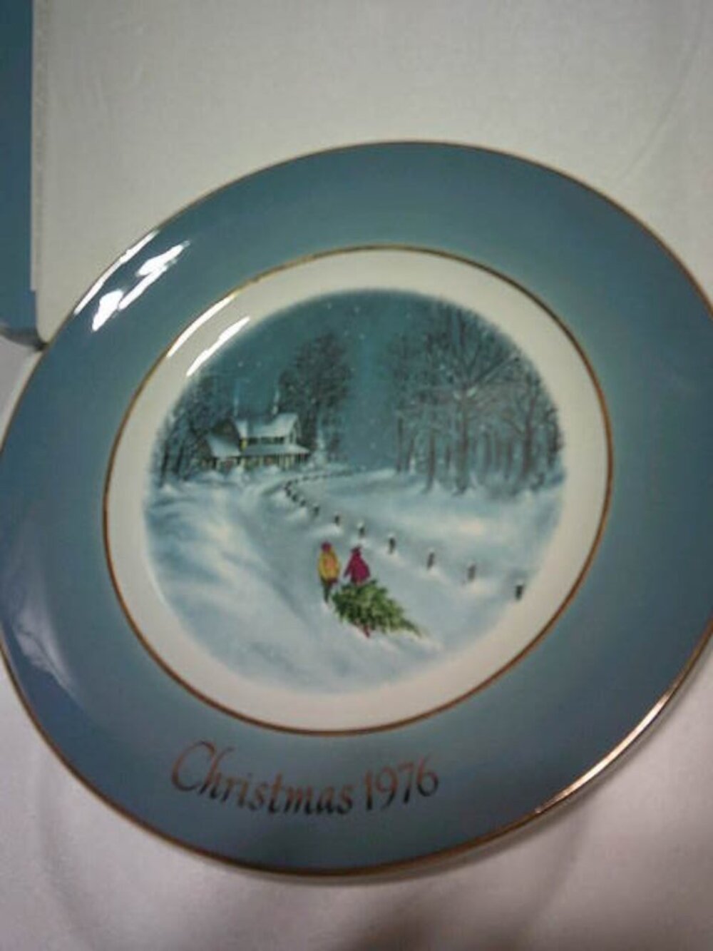 VTG AVON CHRISTMAS PLATE 1976 "BRINGING HOME THE TREE" ORIGINAL BOX GOLD RIM 🎄